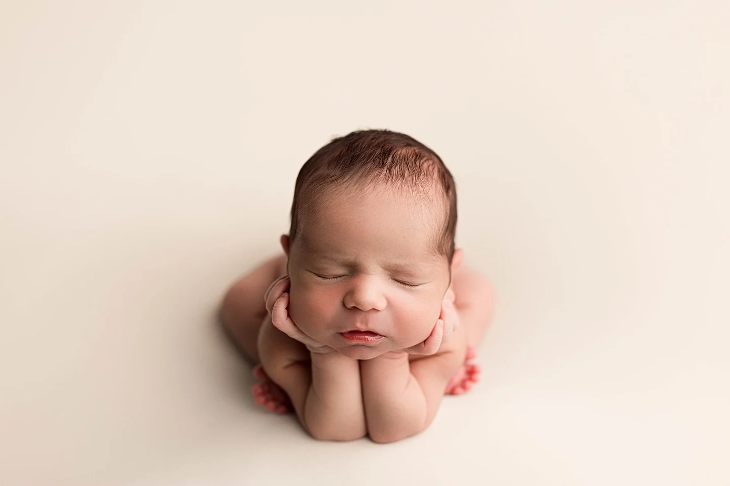 Happy froggy Friyay✨
#safeposing 
#posednewbornphotography 
#seattlephotographer