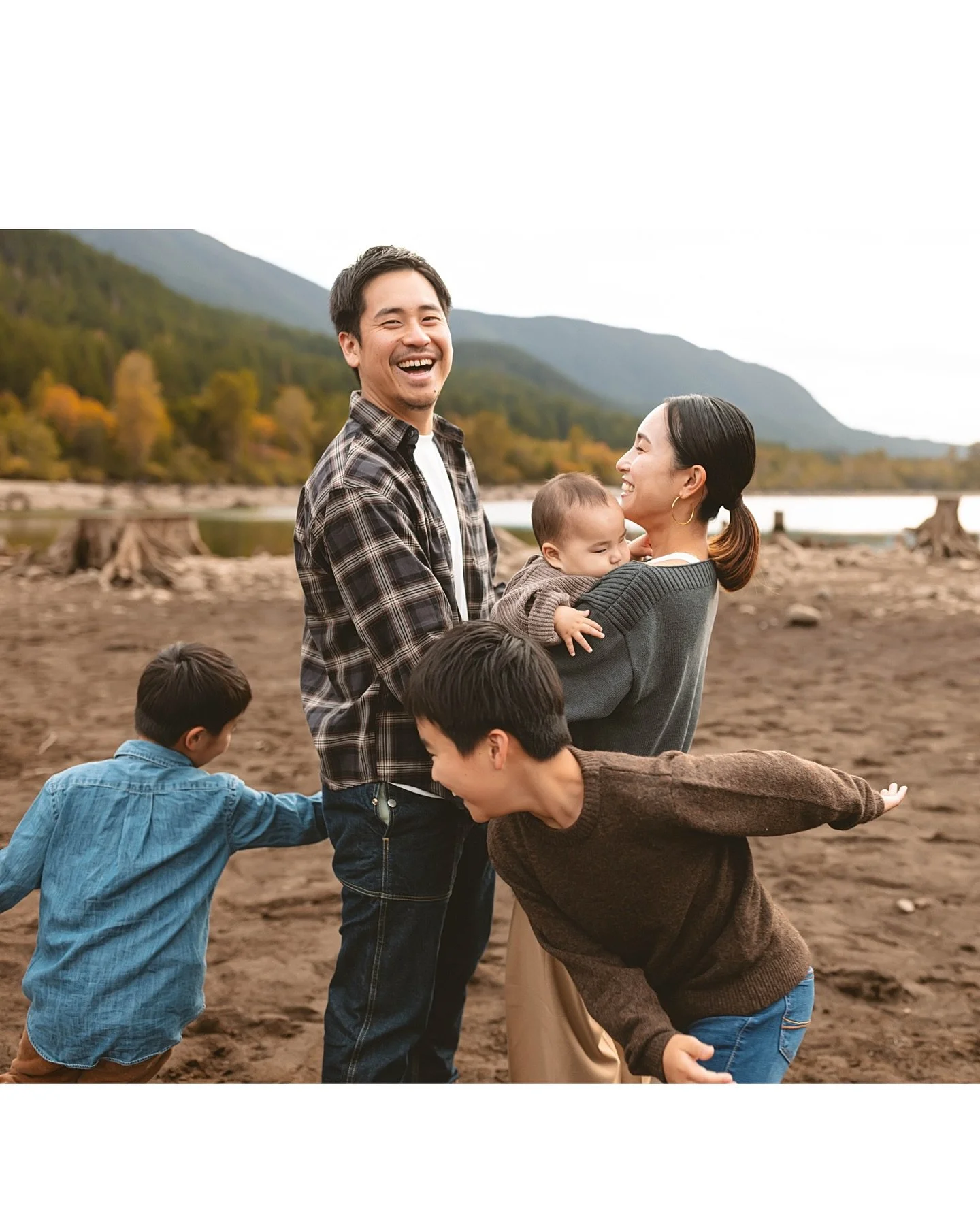 Japan 2026 🇯🇵
We&rsquo;ll be in Japan from April through June!
Our kids will be in school full-time, and I&rsquo;ll be photographing families in between ramen dates and spending time with my parents. It feels so special to reconnect with my roots w