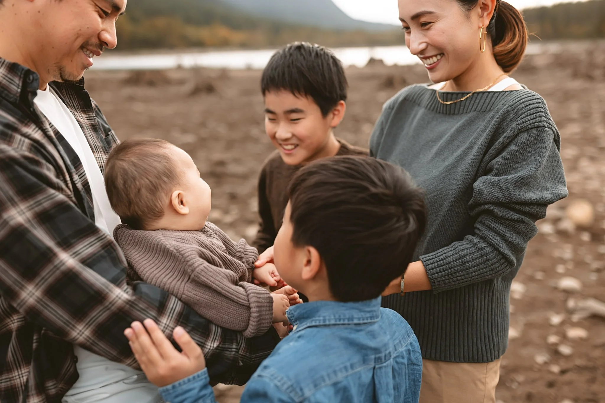 Candid Family Moments by the Lake | Seattle Lifestyle Photographer