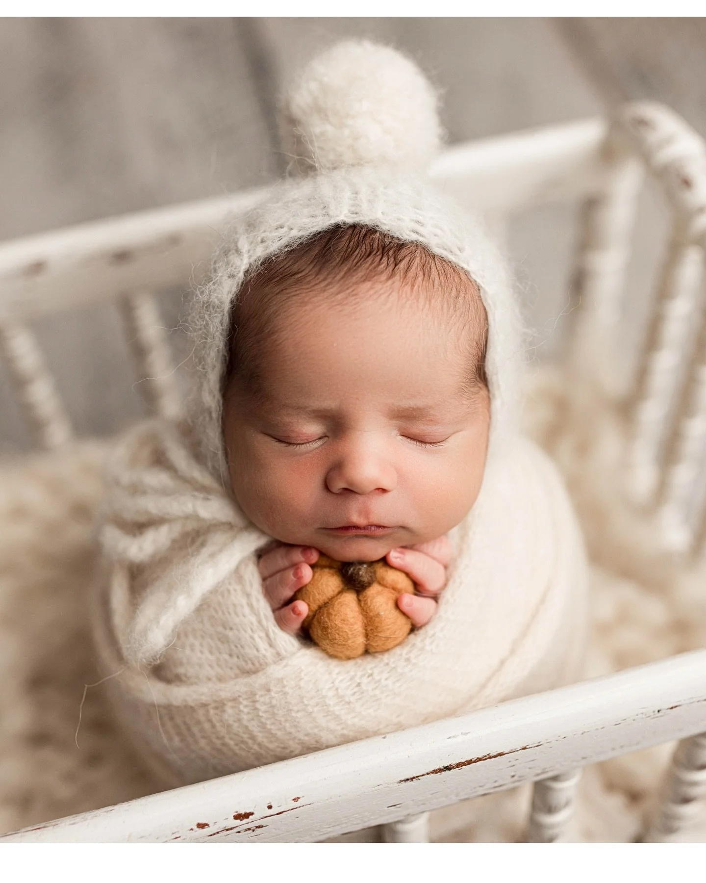 We got  a little sunshine today, but honestlyーgrowing up in Japan made me love rainy days.
Rainy days are perfect for cozy editing time.

Quick schedule update:
✨November and December are almost full.
✨April has just two spots left.

If you haven&rsq