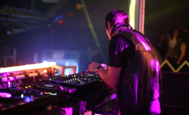 1200px-Ajax_DJ-660x400.jpg