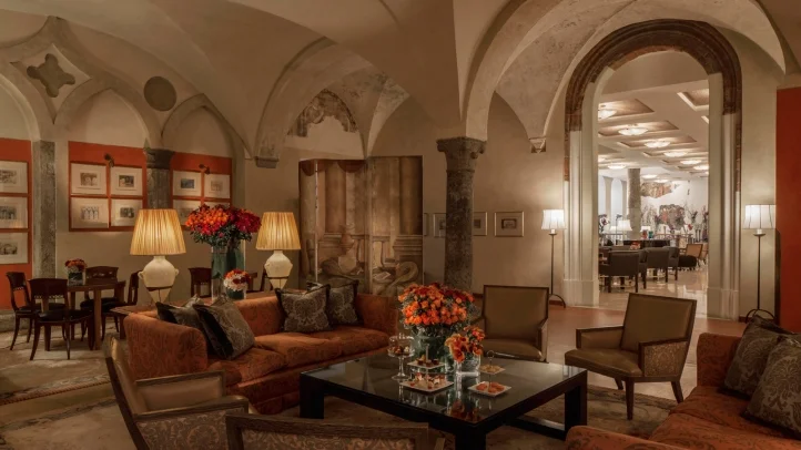 Il Foyer is a trendy lounge located in the Four Seasons Milano (credits: fourseason.com )