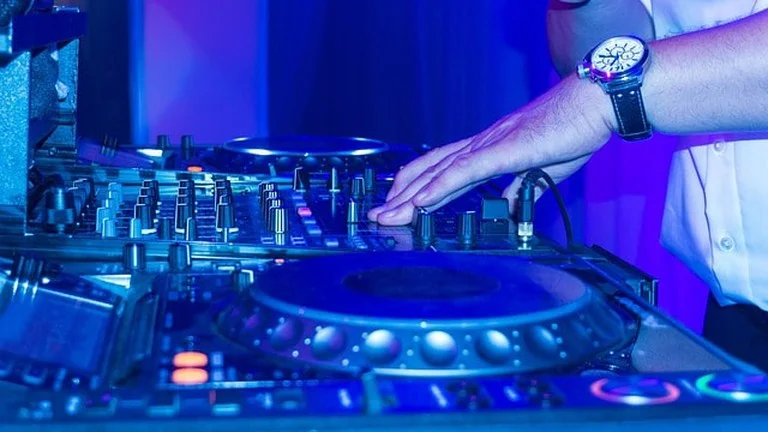 DJ in nightclub | © phio / Pixabay