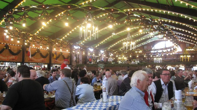 Guests enjoy one-litre beers and German food | © Bernt Rostad / Flickr