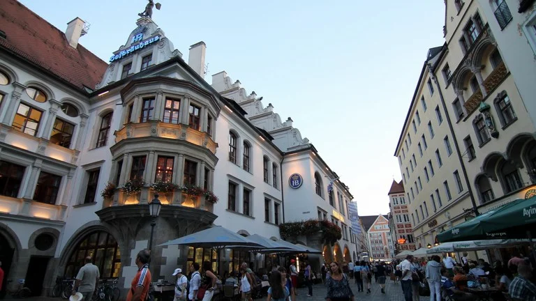 Munchen Hofbrauhaus is a vibrant beer hall in the city | © donchili / Flickr