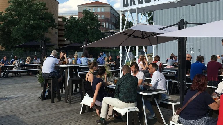 People enjoying the summer at BRLO in Berlin | © Adam Wiggins / Flickr