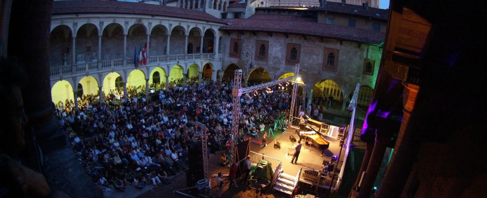 Novara-Jazz-Cortile-del-Broletto-Roberto-Cifarelli-1600x650.jpg