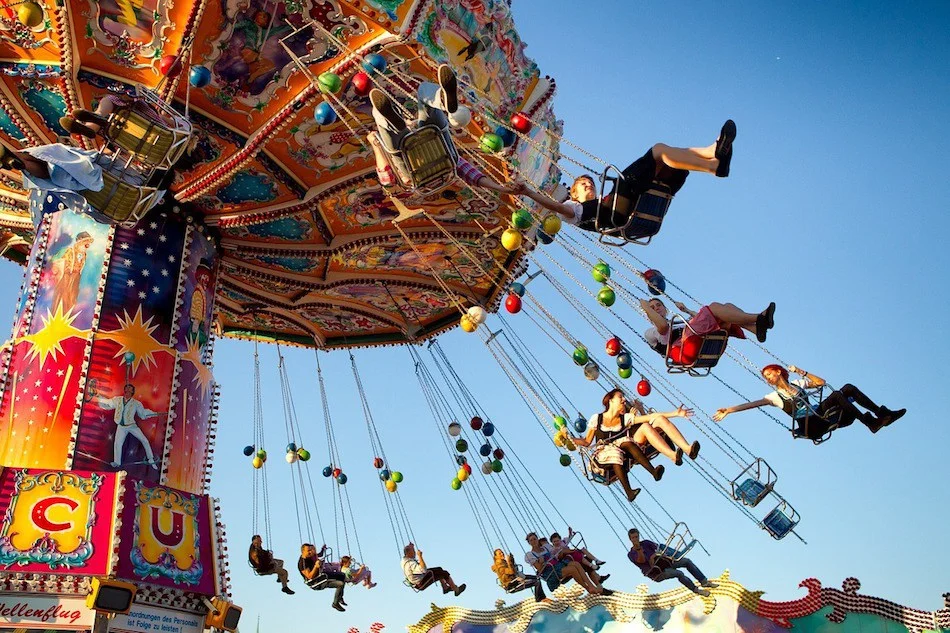 Munich-Oktoberfest-beer-drinking.jpg