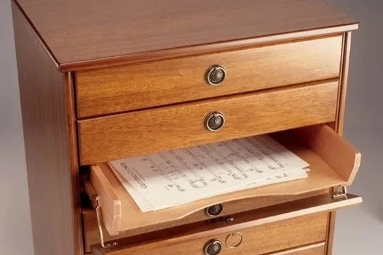 All sheet music cabinets feature the traditional drop-away drawer front, with wooden drawer runners and scalloped drawer bottom.
W512 × H615 × D400mm