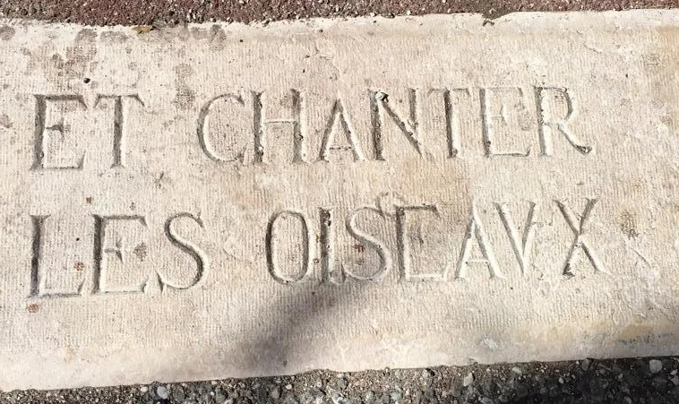 "Je ferai fleurir les pierres et chanter les oiseaux" Edmond ROUDNITSKA, maxime gravée dans la pierre à l’entrée du Domaine Sainte Blanche.