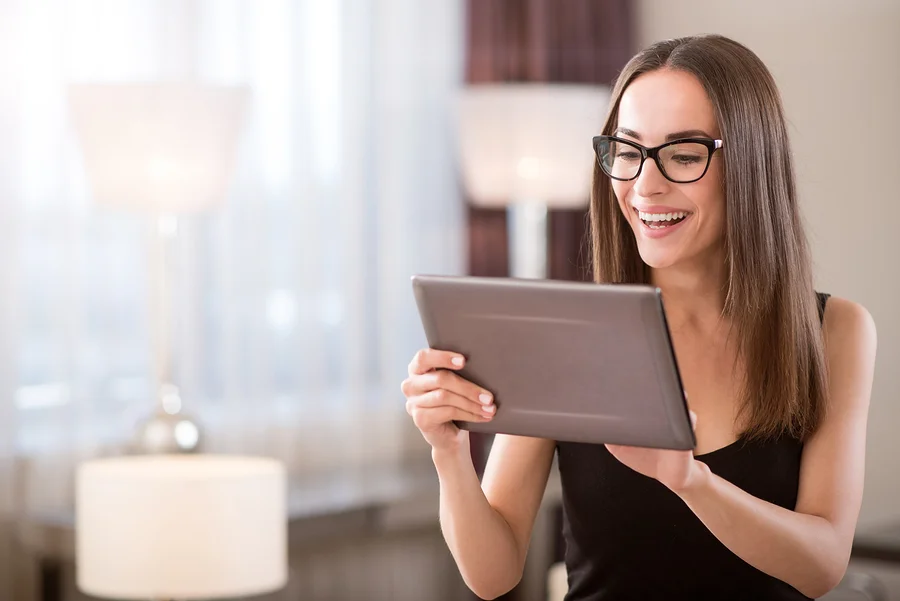 Woman+wearing+glasses+on+tablet+device+site+accessibility.jpg