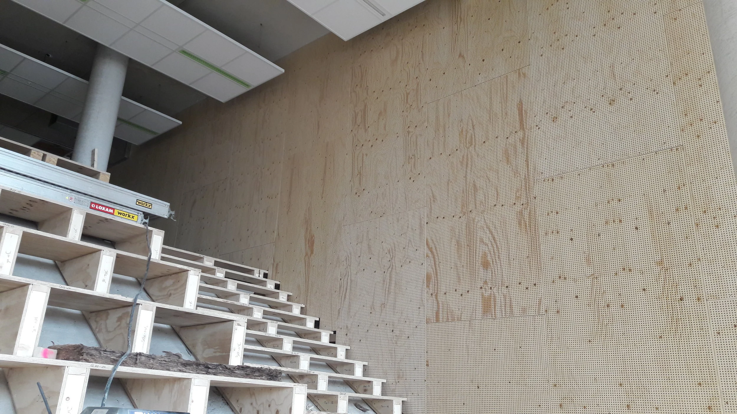 Akoestische wand in collegezaal