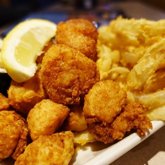 While I don’t like lobster I sure do looooove myself some scallops.
*
Growing up near Cape Cod in Massachusetts I was spoiled with good scallops cooked to perfection. I haven’t had scallops in a long time.
*
While I was exploring the @themainebeaches area I had lunch at @mikesclamshack in Wells. All I can say is Mike knows how to cook scallops.
-
-
-
-
-
#sponsored #scallops #mikesclamshack #wells #wellsmaine #themainebeaches #mainebeaches #visitmaine #seafood