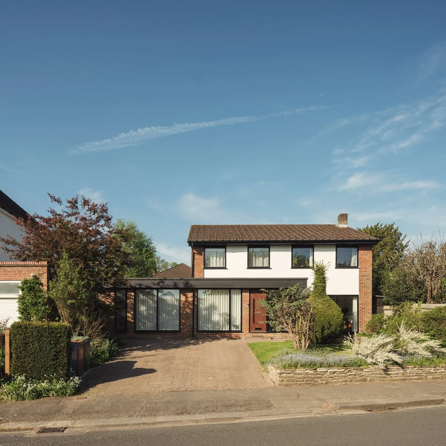 What is Mid Century Modern?

Mid Century Modern references a period of design spanning the late post war era of the 1950/60s through to the 1970s and encompasses architecture and interior design, product, furniture and graphic design.

The main philo