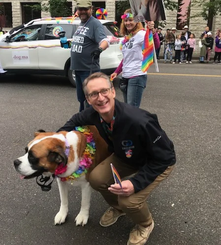 Greeting my well-dressed friend George Mackintosh-Wason. Her (yes, George is a “her”) humans are Troy Wason and Lisa Mackintosh, standing behind us.