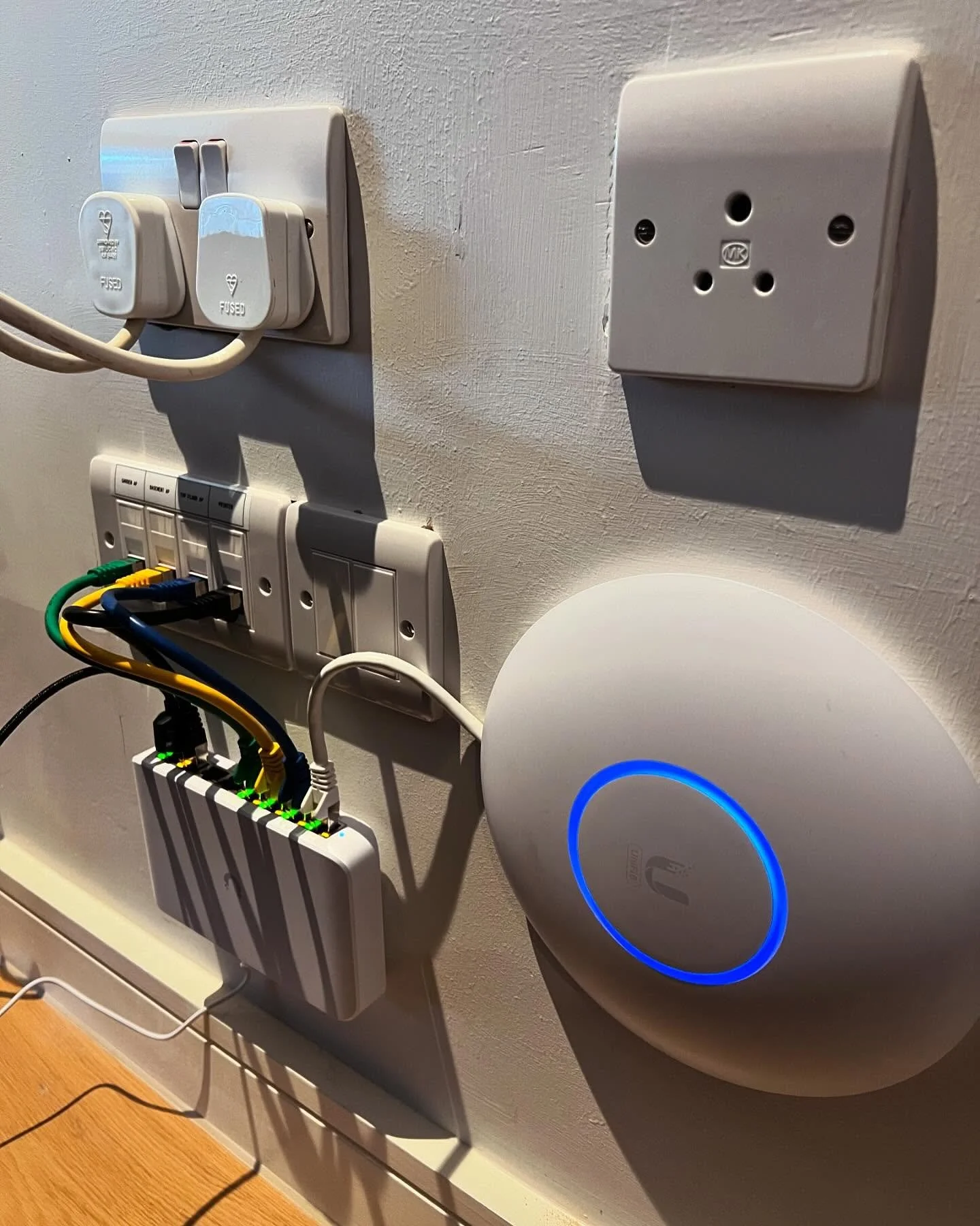 ⚡️Unifi WiFi Access Points⚡️

- 4 access points installed across large house to enable WiFi access throughout 
- Hardwired in CAT6 cabling 
- Fully monitored system