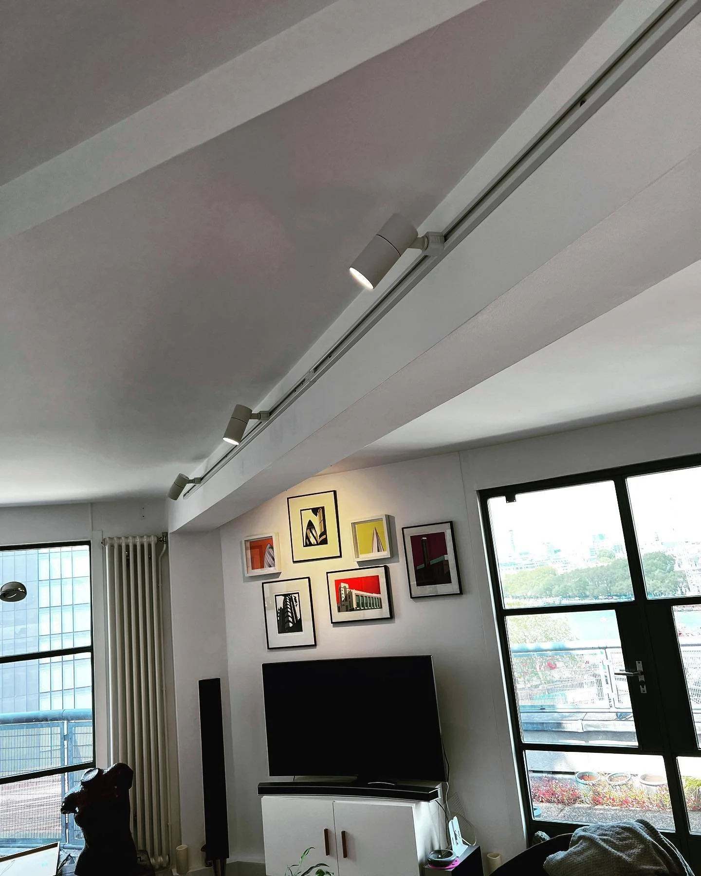 ⚡️LED Track Lighting ⚡️

- Replacing old halogen lighting 
- @tlc_direct LED 10W Dimmable Track Lights 

#tracklighting #ledlights #artworklighting #londonflat #electrician