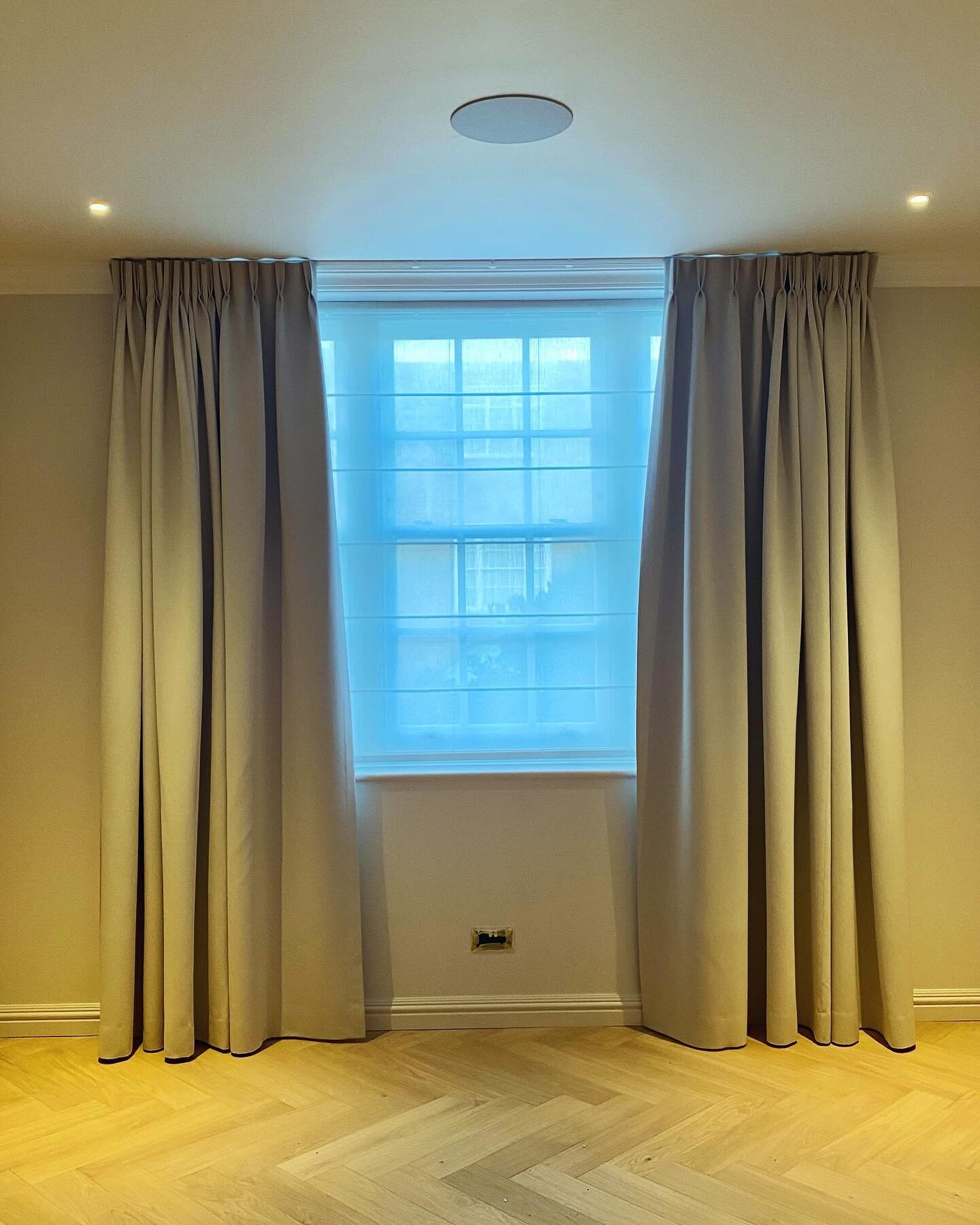 A combination of bespoke roman blinds + curtains and double roman blinds in a tranquil decor of our recent installation in Kensington and Chelsea.  #curtains #curtainsdesign #curtainsandblinds #curtainshop #londoninteriors #londoninteriordesign #inte