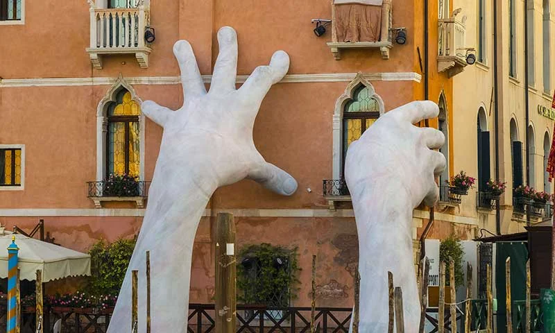 Travel-Tips3-Giane-hands.jpg