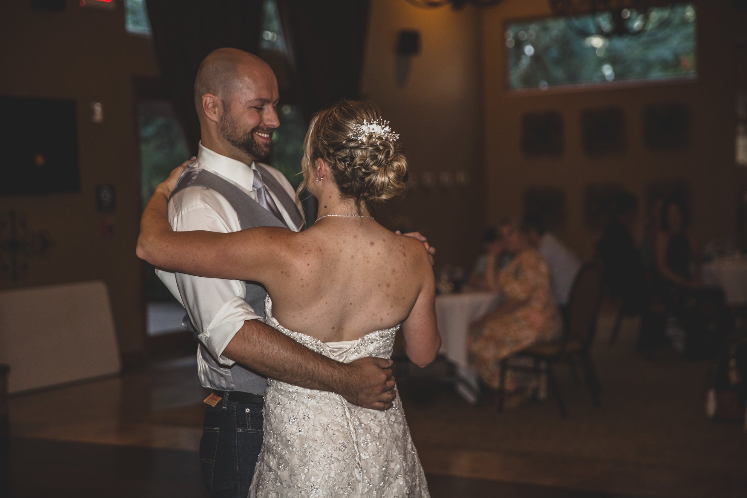  Bride and Groom share their first dance at Arizona wedding by Northern Arizona’s Best Wedding Photographer, Jennifer Lind Schutsky.  