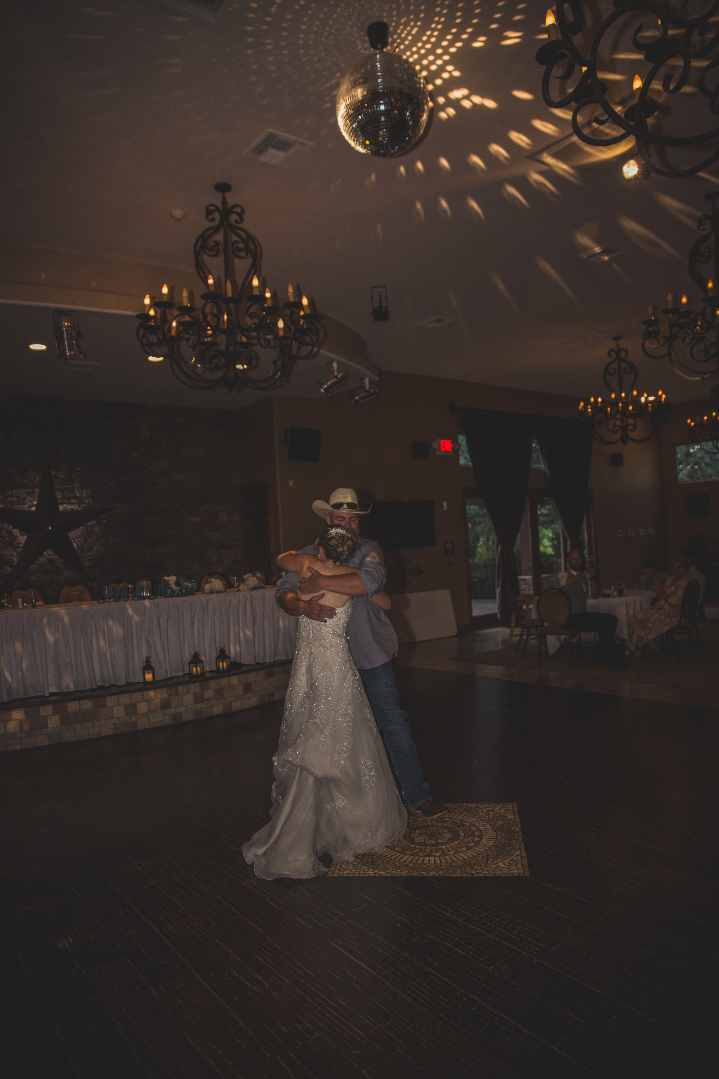  Bride and Groom share their first dance at Arizona wedding by Northern Arizona’s Best Wedding Photographer, Jennifer Lind Schutsky.  