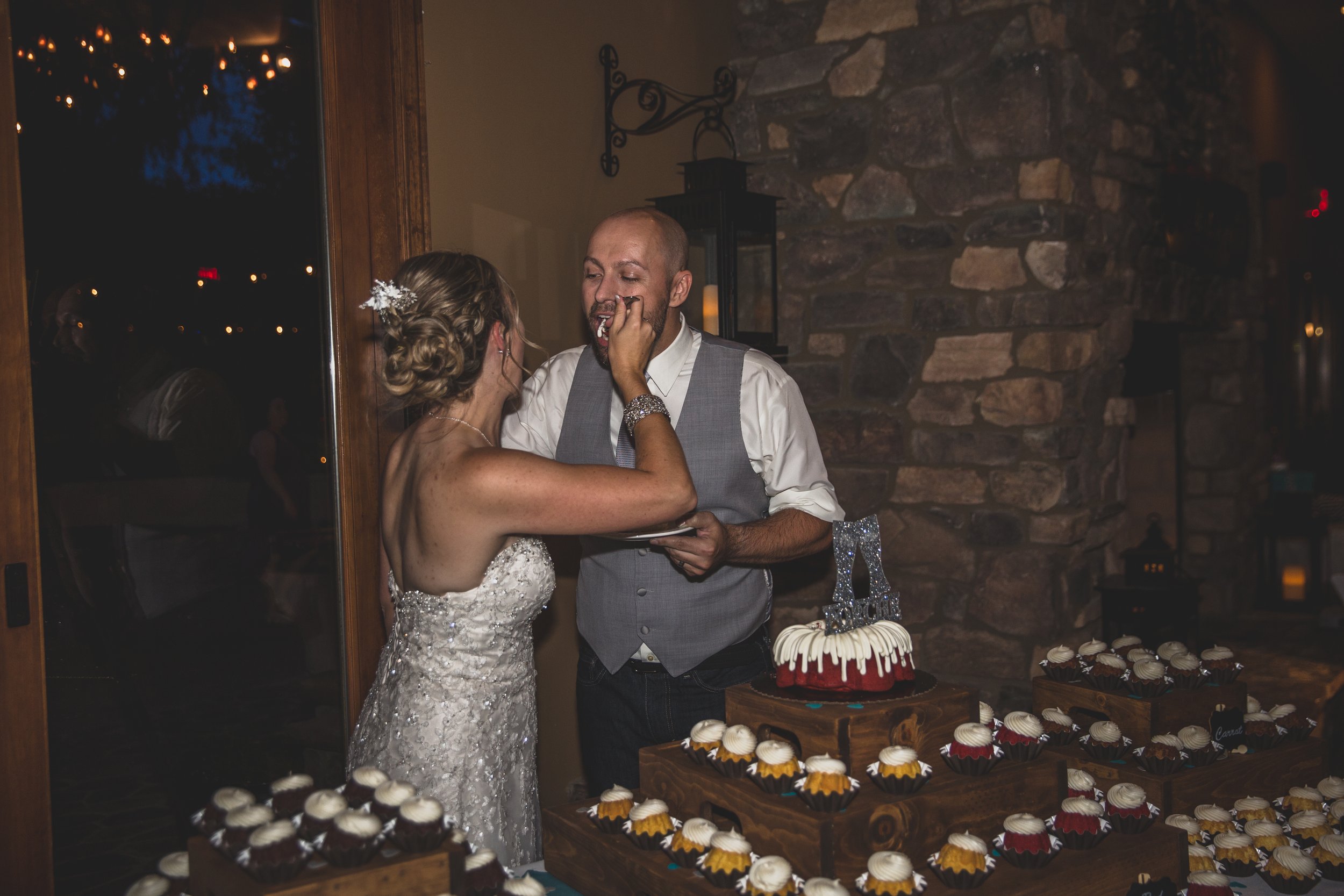  Bride and Groom cut wedding cake at Arizona wedding by Northern Arizona’s Best Wedding Photographer, Jennifer Lind Schutsky.  