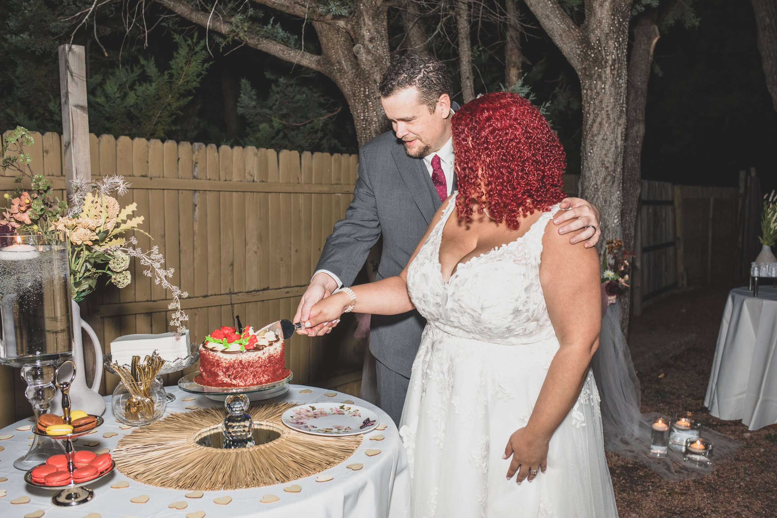  Couple cutting the cake at Northern Arizona Rim Micro Wedding by  Arizona Elopement Photographer Jennifer Lind Schutsky 
