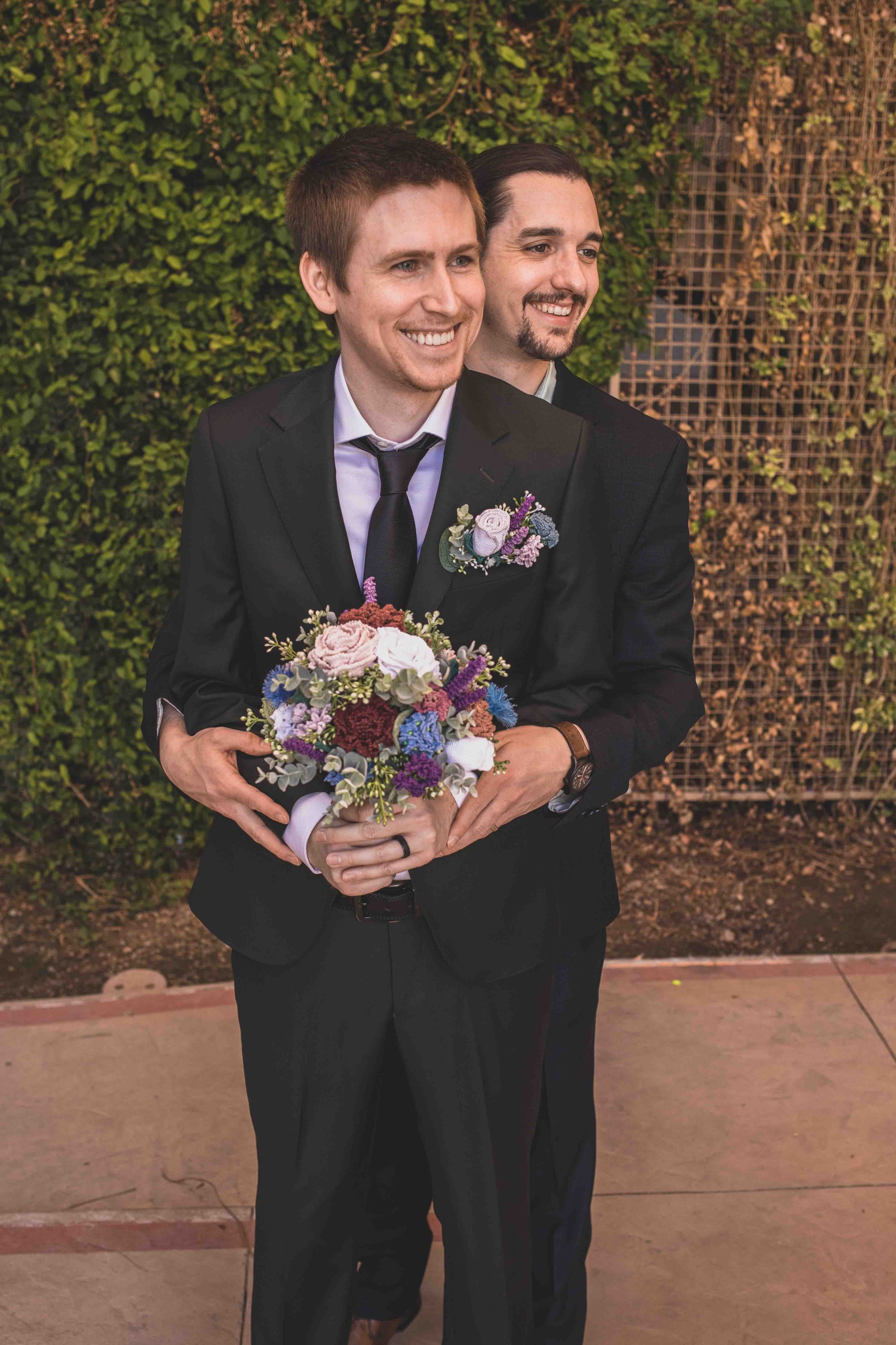 Groom and his bestie at his wedding day by Gilbert, Arizona Wedding Photographer Jennifer Lind Schutsky.