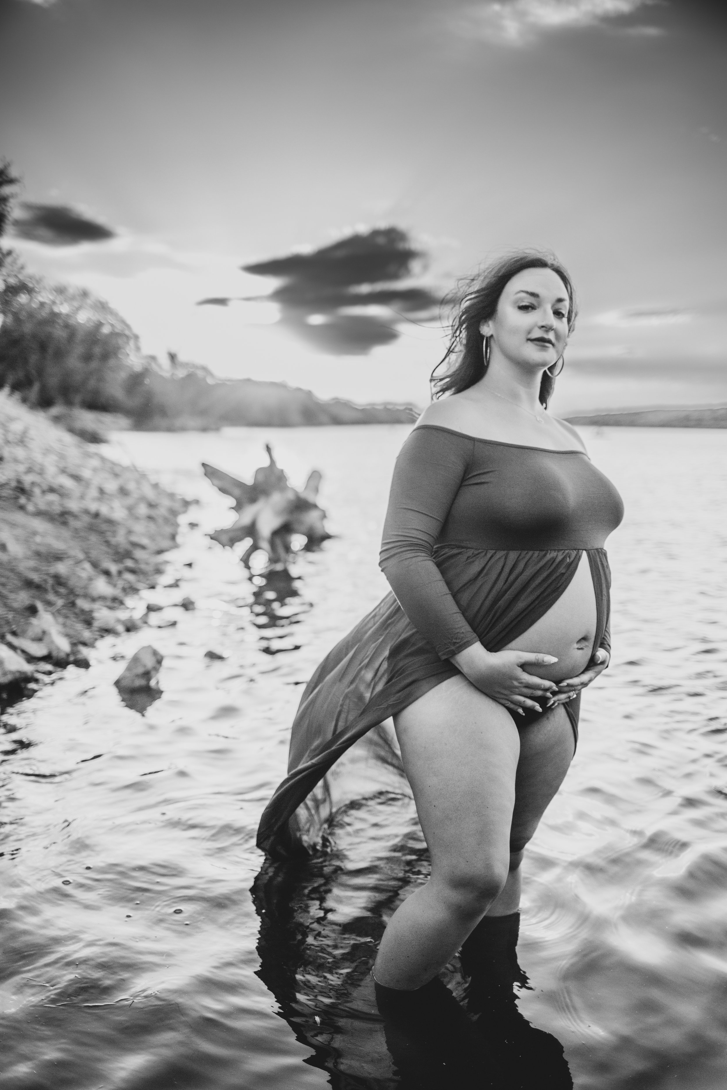 Pregnant woman poses for maternity photos in the water at the Salt River by timeless Phoenix maternity photographer; Jennifer Lind Schutsky.