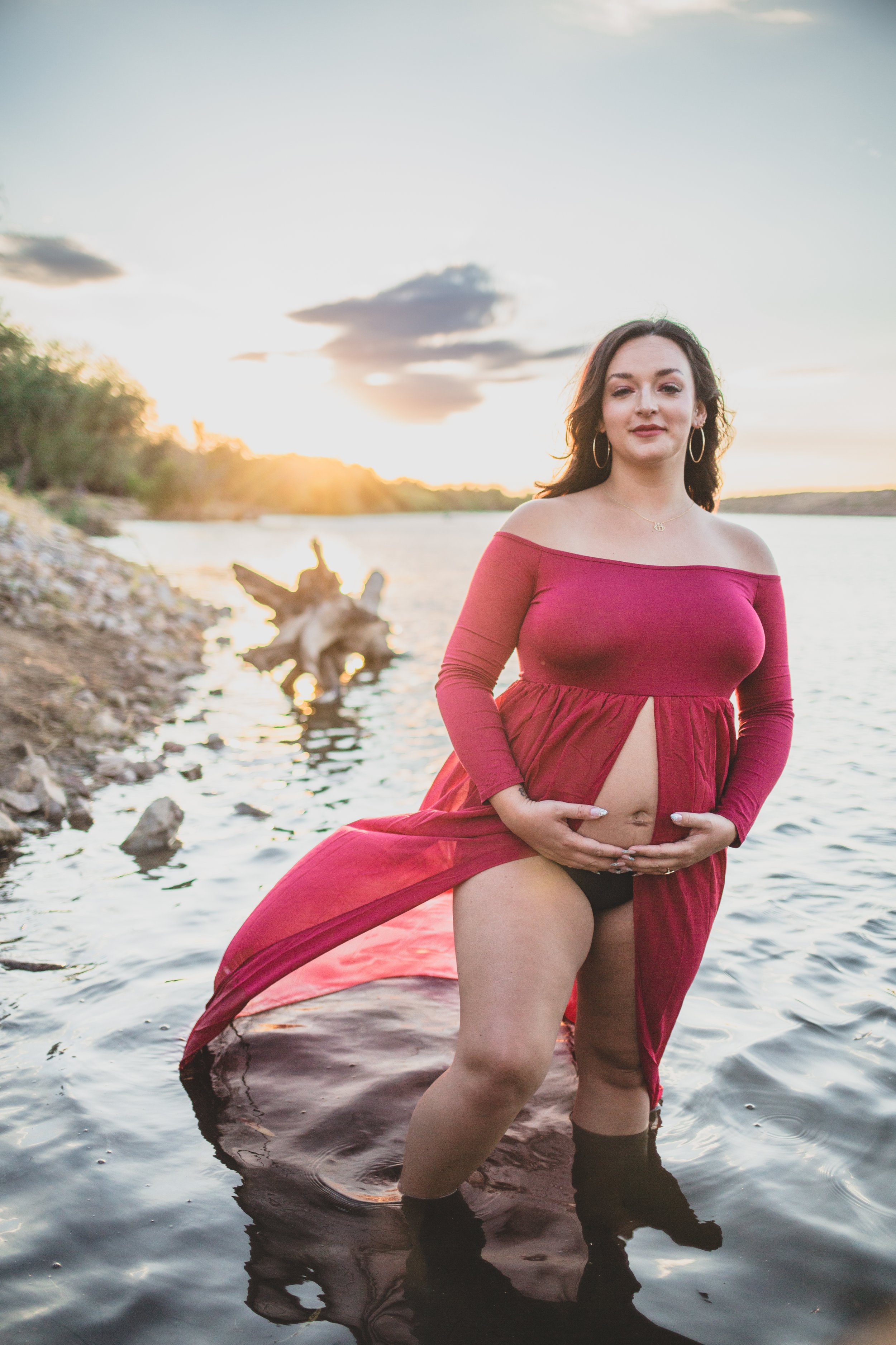 Pregnant woman poses for maternity photos in the water at the Salt River by timeless Phoenix maternity photographer; Jennifer Lind Schutsky.