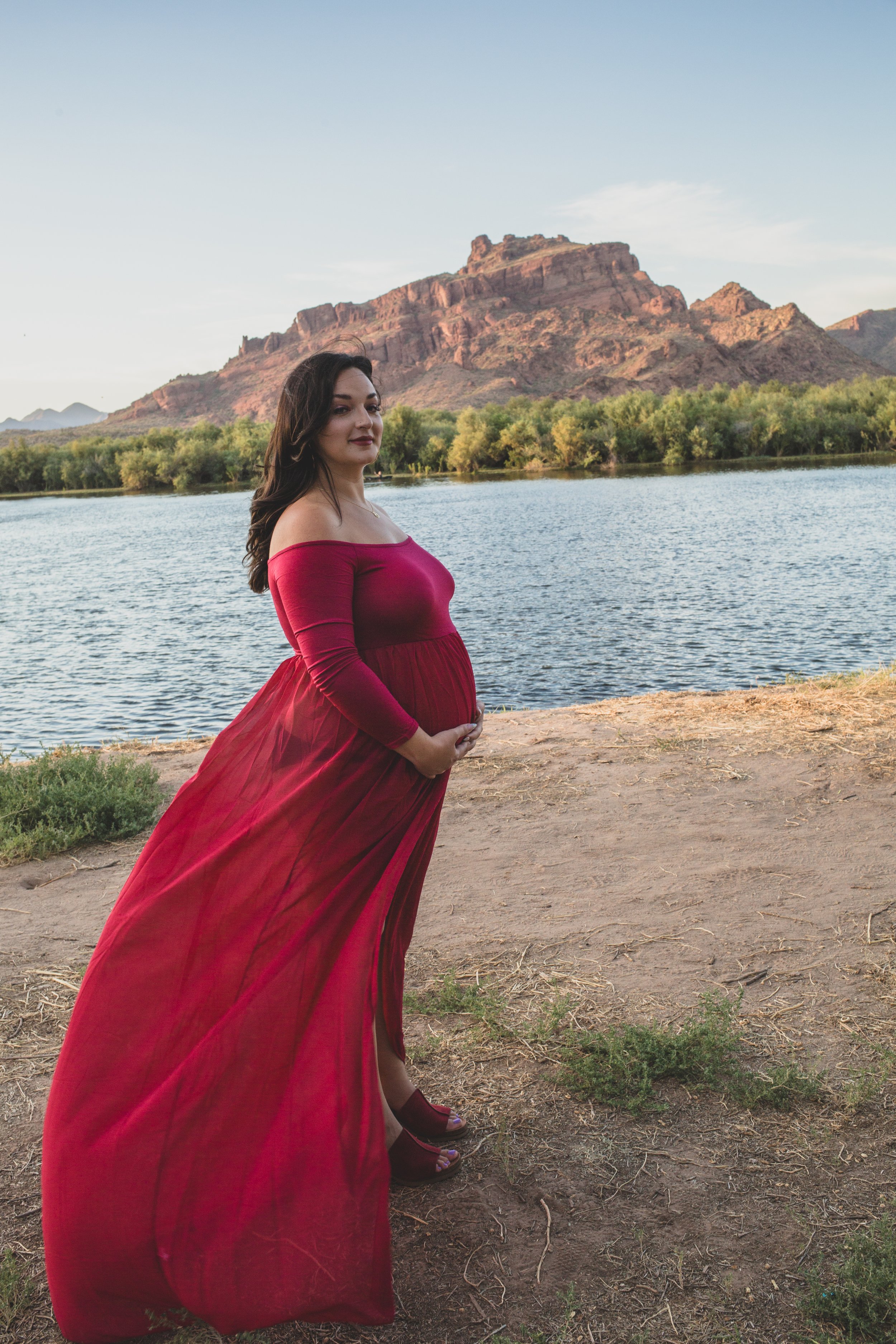 Pregnant woman poses for maternity photos in the water at the Salt River by timeless Phoenix maternity photographer; Jennifer Lind Schutsky.