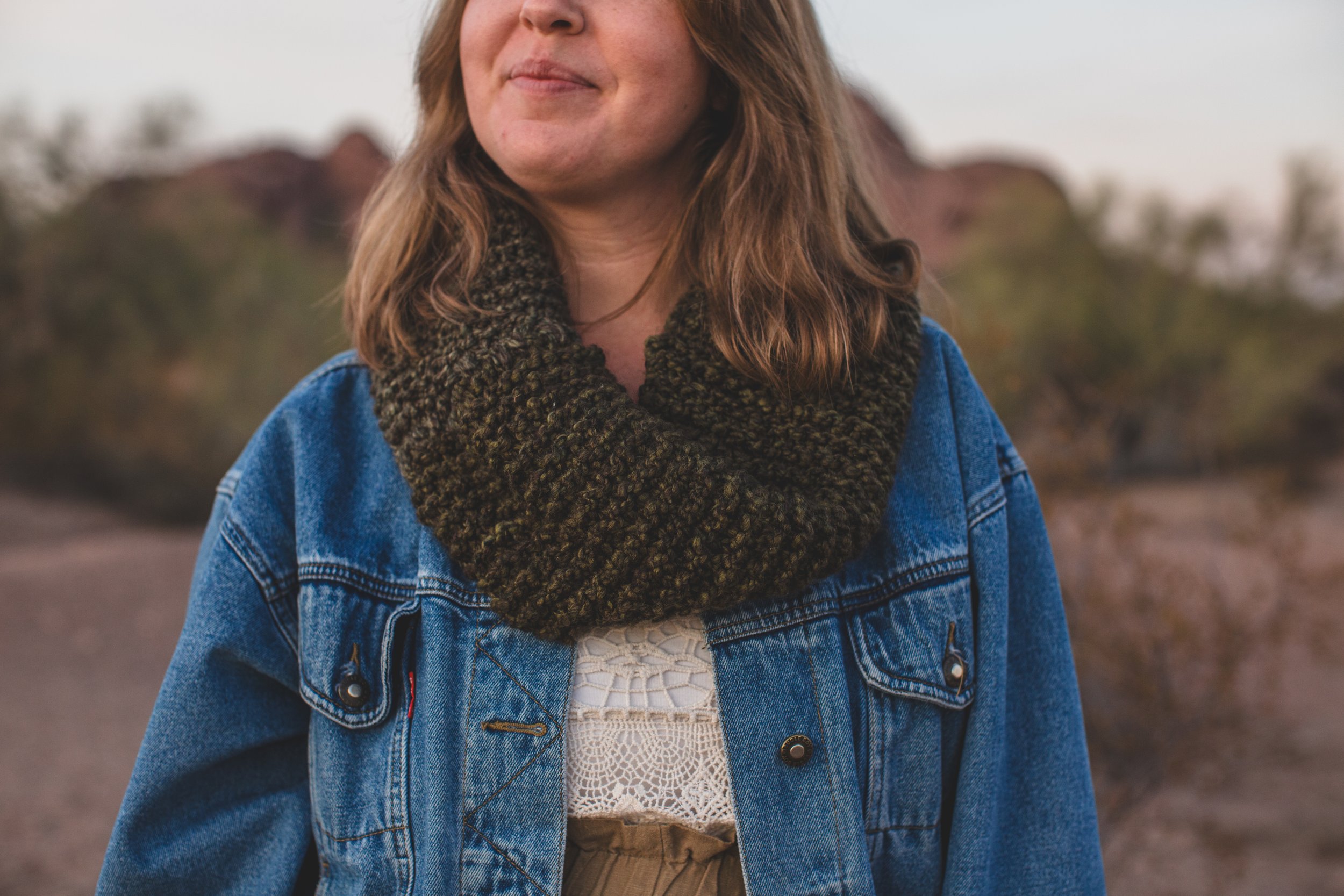 Mom’s hand crocheted scarf at family desert photo session near Papago Park in Tempe, Arizona by Phoenix based family photographer Jennifer Lind Schutsky. 