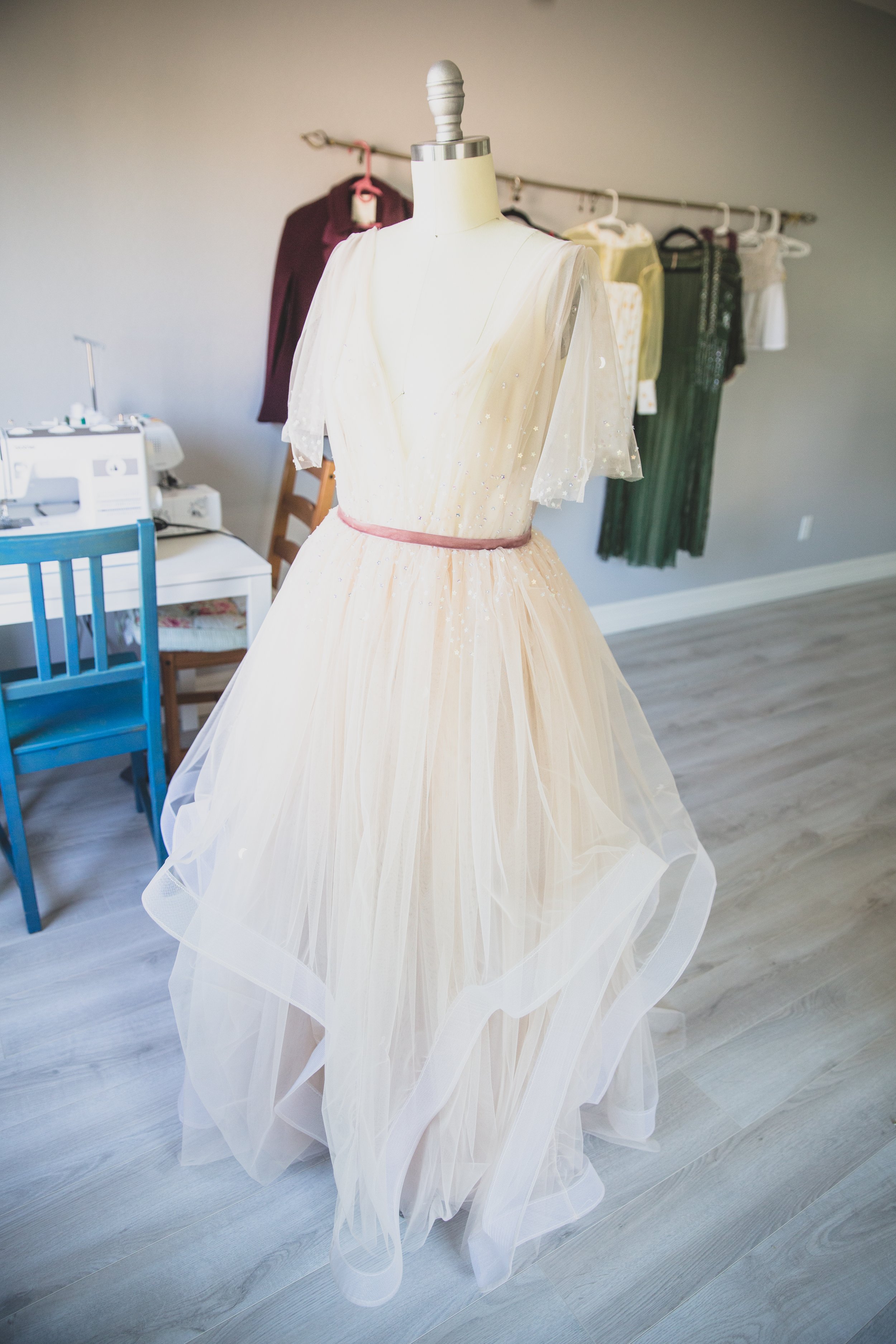 Handmade wedding dress, outfit inspiration for intimate Superstition Mountain micro wedding in Arizona by experienced wedding photographer, Jennifer Lind Schutsky. 