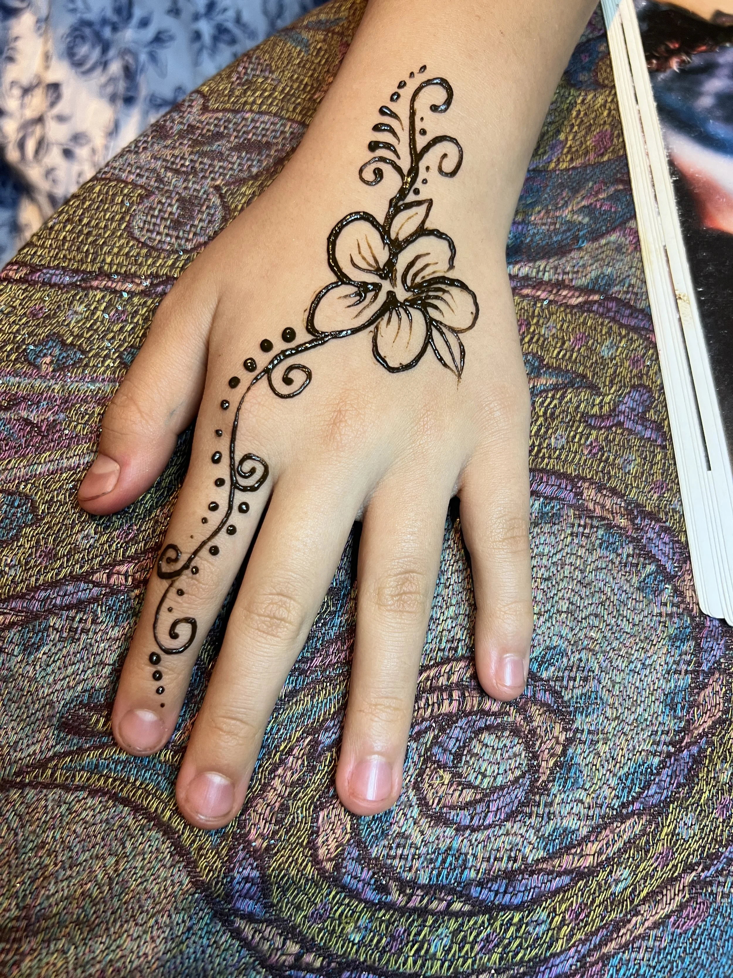 Original Henna designs by Jennifer Lind Schutsky of La Luna Henna, no stencils were used by Phoenix based henna artist.