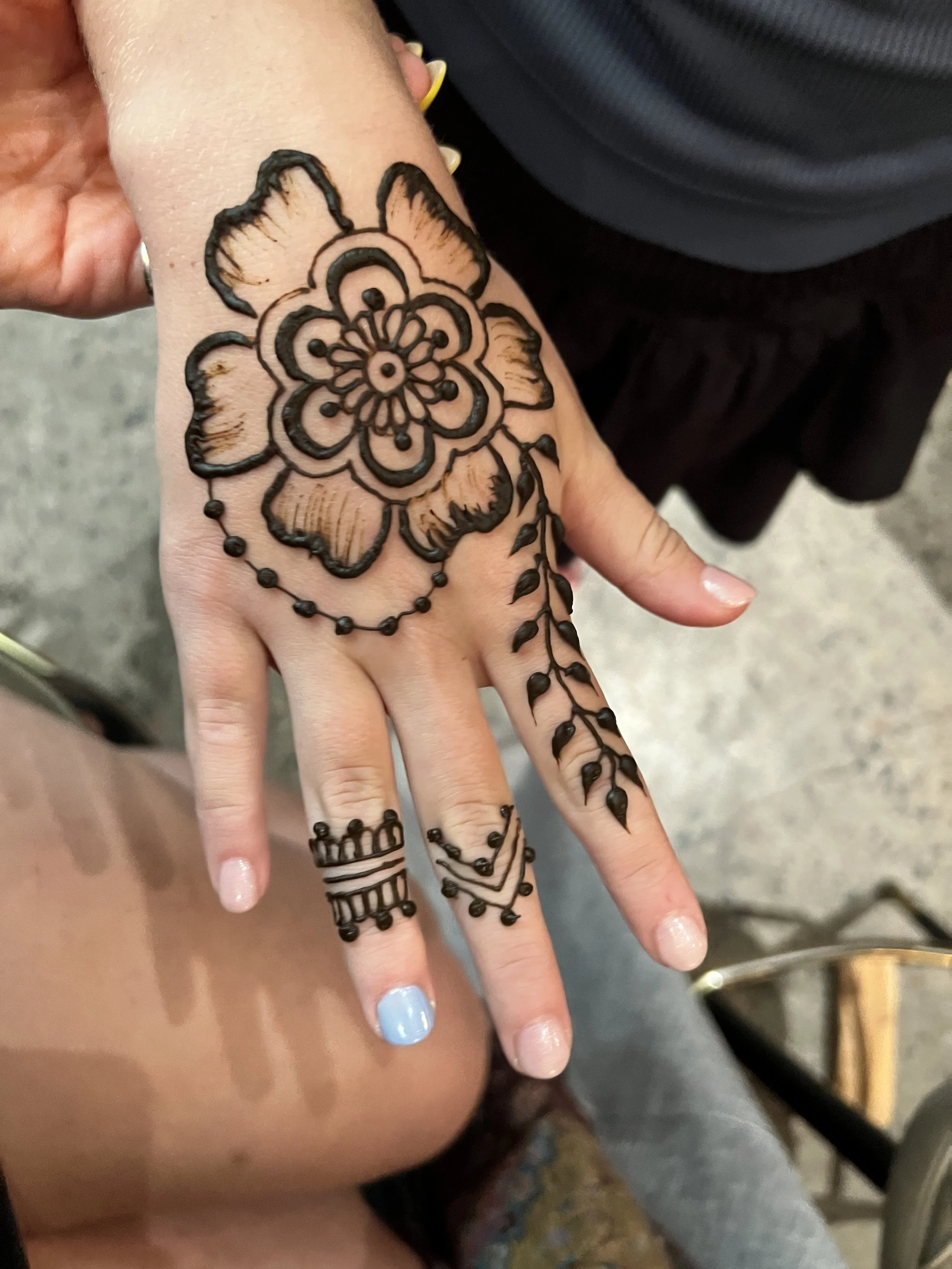 Original Henna designs by Jennifer Lind Schutsky of La Luna Henna, no stencils were used by Phoenix based henna artist.