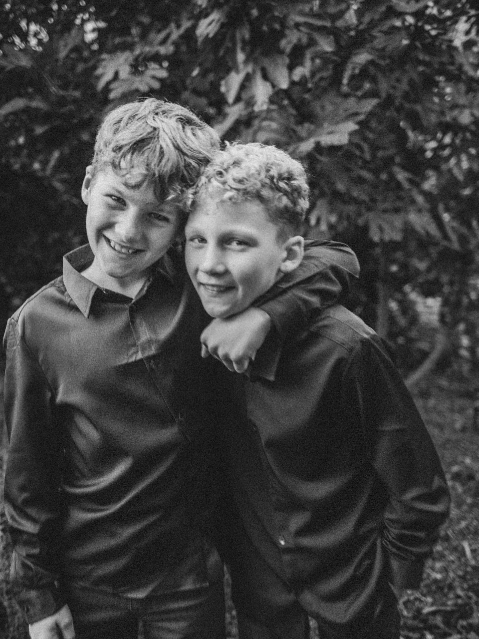 Family session but make it witchy. The boys >>> the mama 🔥 

Could you believe it was HAILING minutes before our session?! We may have slipped in mud to make it happen but these turned out better than I could have imagined. 

Go follow @twi