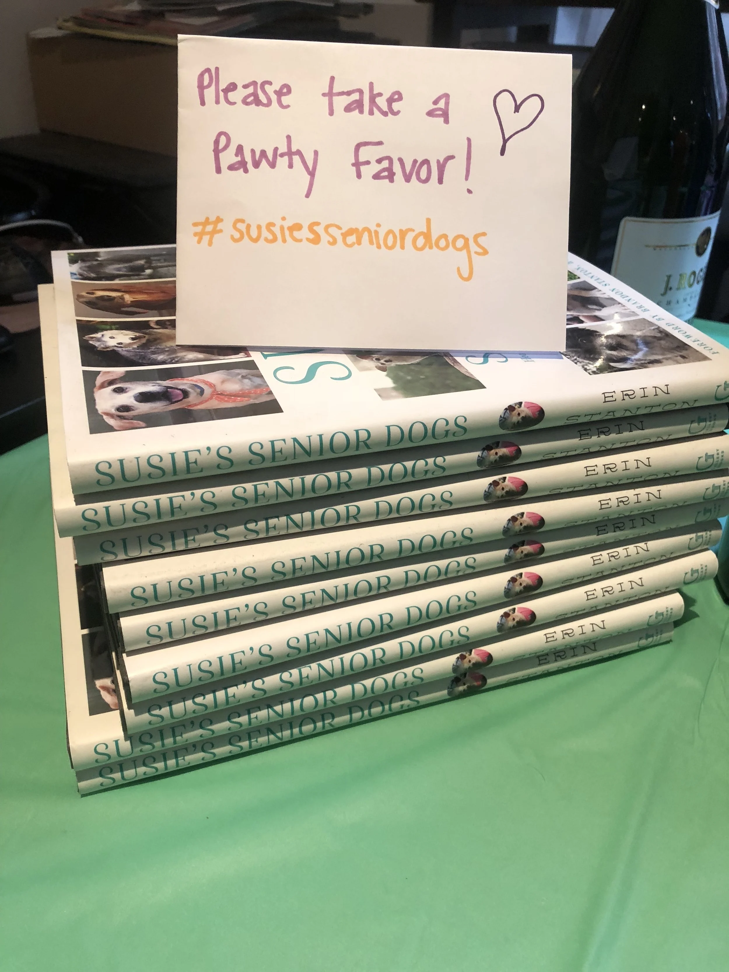 We gave out Susie's Senior Dog books as pawty favors! #susiesseniordogs 