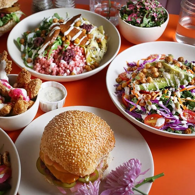 TFW you can't decide what to order, so you just get a bit of E-V-E-R-Y-T-H-I-N-G 🤤 clockwise food: Dream On! -> Flower Power -> Rah Rah Burger -> Chik'n Tenders 🌼🍗🍔