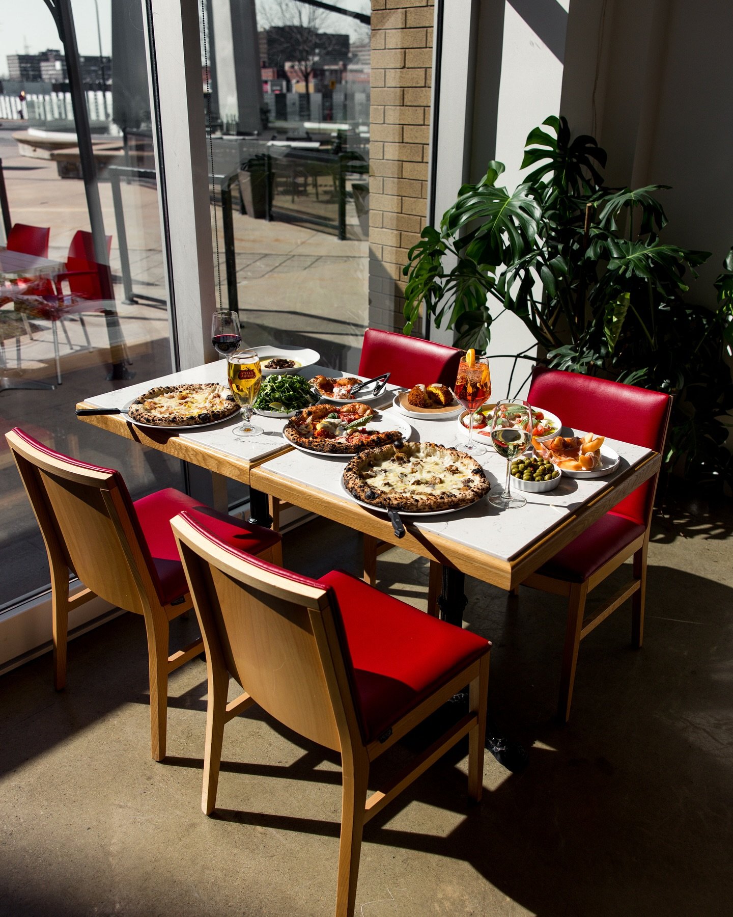 Soleil et pizza napolitaine: des combinaisons parfaites vous attendent ce week-end. Buon appetito! 🇮🇹🍷

~~~~~~~~~~~~~~~~~

Sunshine and Neapolitan pizza: perfect pairings await you. Buon appetito! 🇮🇹🍷