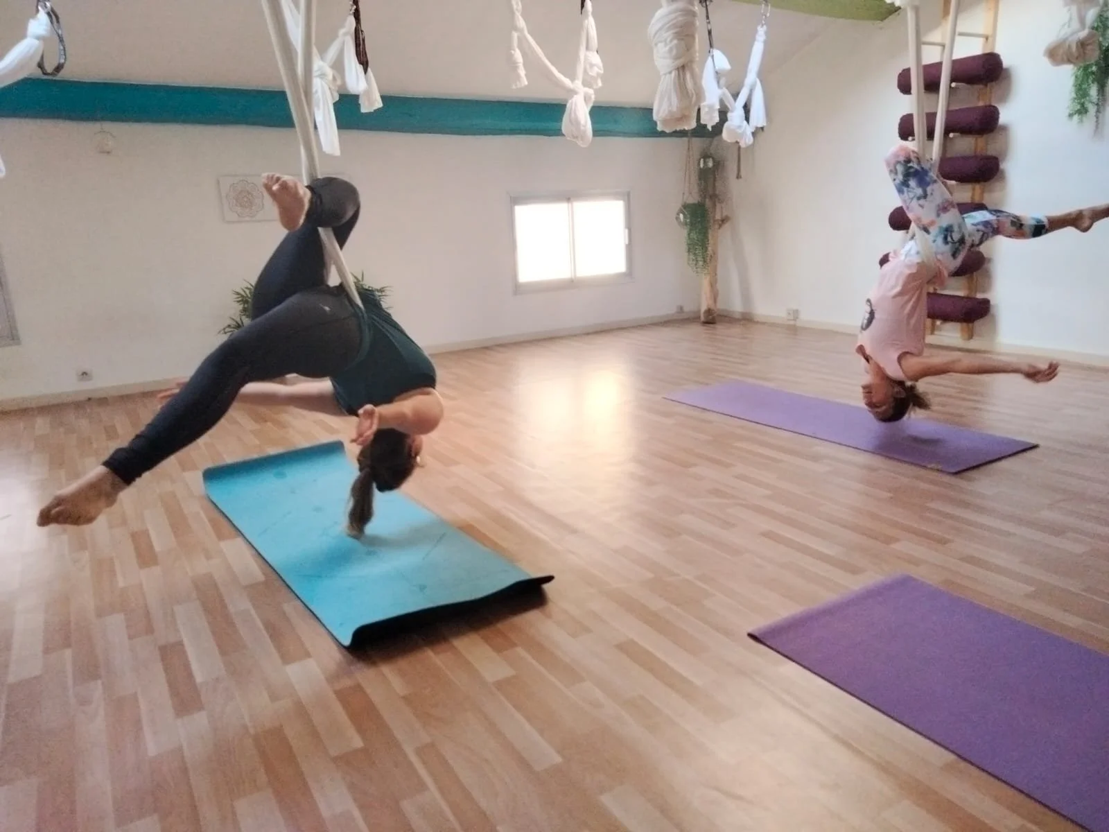 YOGA AERIEN EN DUO STUDIO HAPPYNESS.jpeg