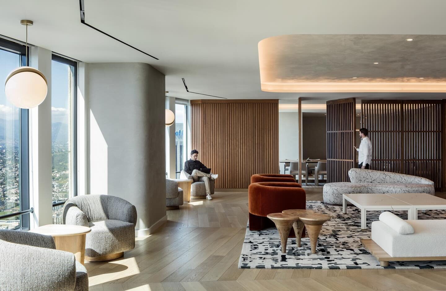 Within US Bank Tower in downtown LA, we designed The Vista, a full suite of amenities on the 54th floor exclusive to tenants and in support of the future of flexible work, offering a place to connect and work, all with panoramic views of the city the