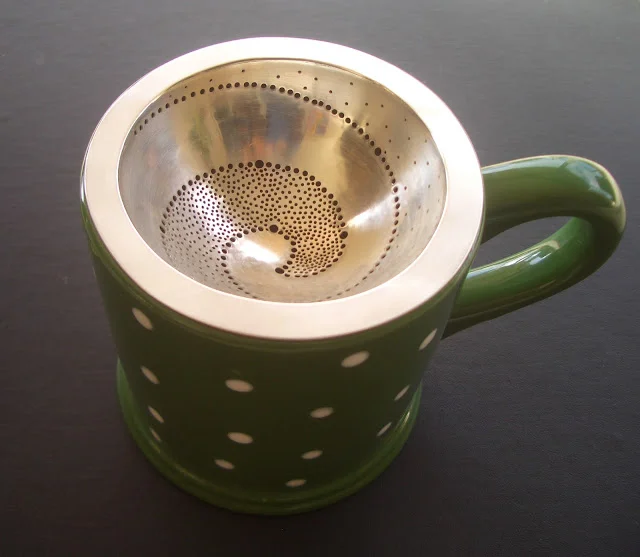 WAVE TEA STRAINER