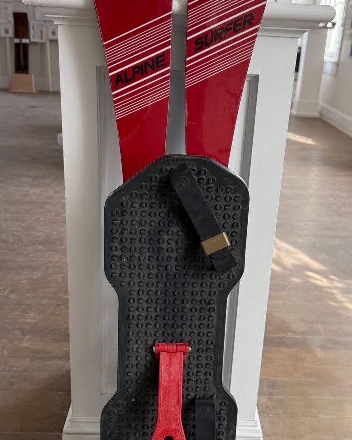 VINTAGE ONLINE AUCTION is LIVE! This early 80's Swingbo Alpine Surfer would make a nice addition to your snowboard or ski collection. Austrian company Swingbo developed the first parabolic ski-board that was attached to a tilting deck with a breakawa