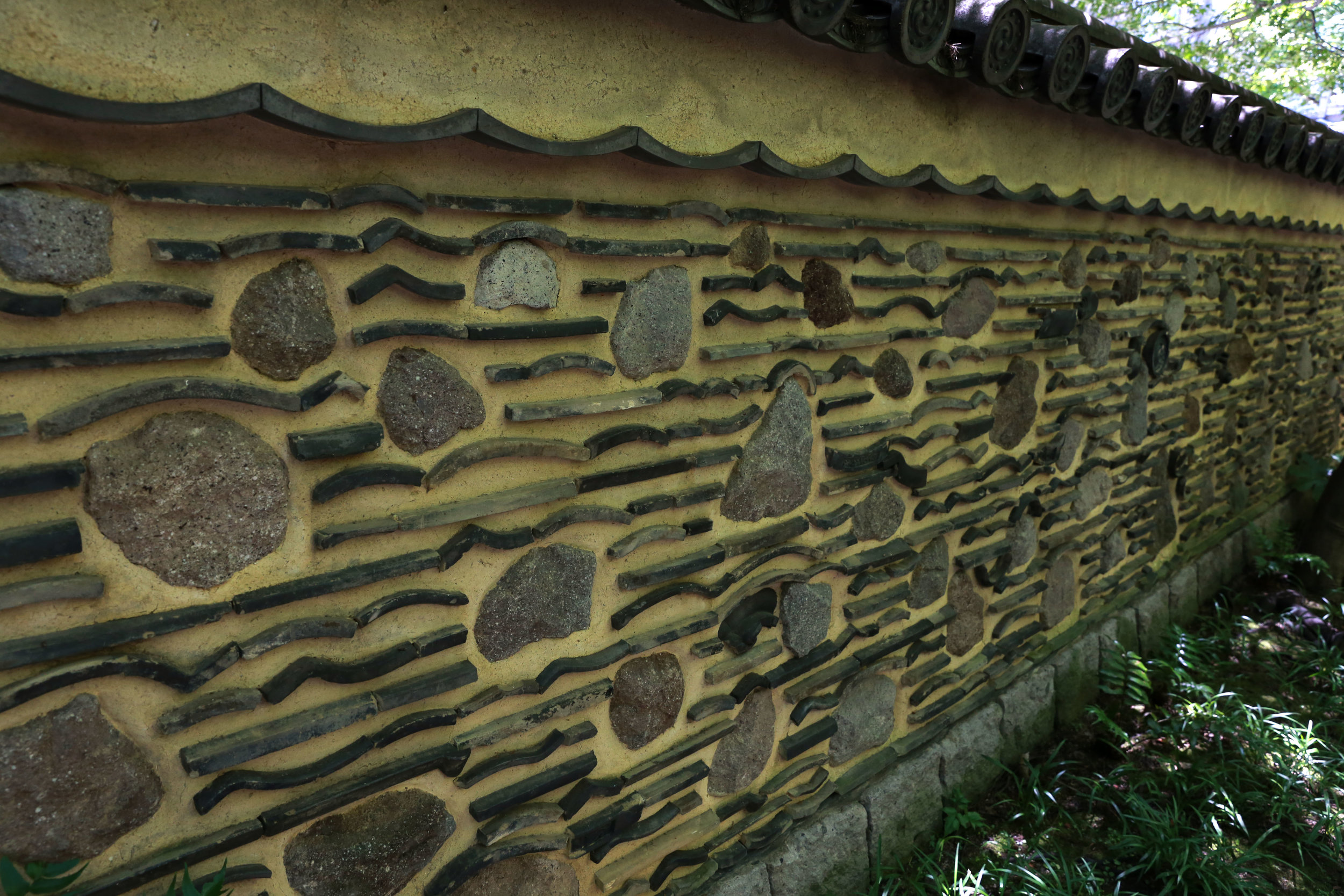  Hakatabei walls surround the Rakusui-en’s garden and tea rooms in Fukuoka, Japan, June 22, 2018. The Rakusui-en’s hakatabei wall dates back to the Sengoku period and is made up of recycled tiles, rocks, and dirt. 