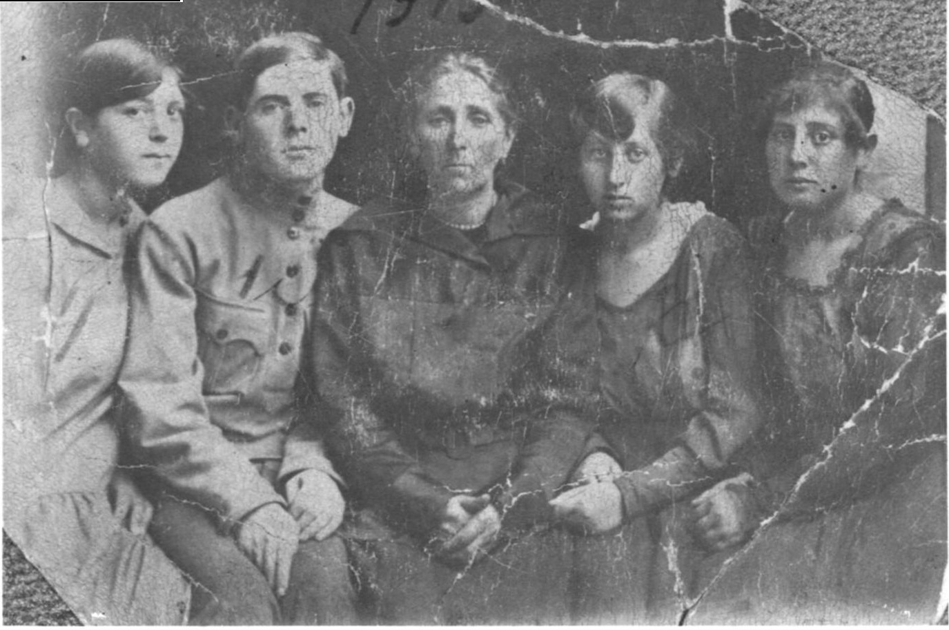 From left to right: Minnie (Masia) Feinstein (nee Schmais, Louis (Layzer) Schmais, Becky (Nakhoma) Schmais (nee Feinstein), Ray (Rifke) Feldman (nee Schmais), Esther (Ester) Blatt (nee Schmais).