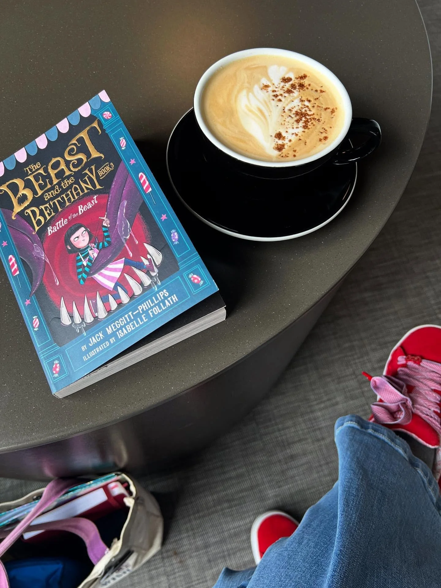 ✨🎃 a recent caffeination &amp; a peek at my fave/honorable mention reads of the month&hellip; 🎃✨
☕️
did you catch them all in my newsletter yesterday?
💖
link in my bio &amp; full list coming to insta tomorrow!!
📚📚📚
with all my fuzzy, hiding-fro