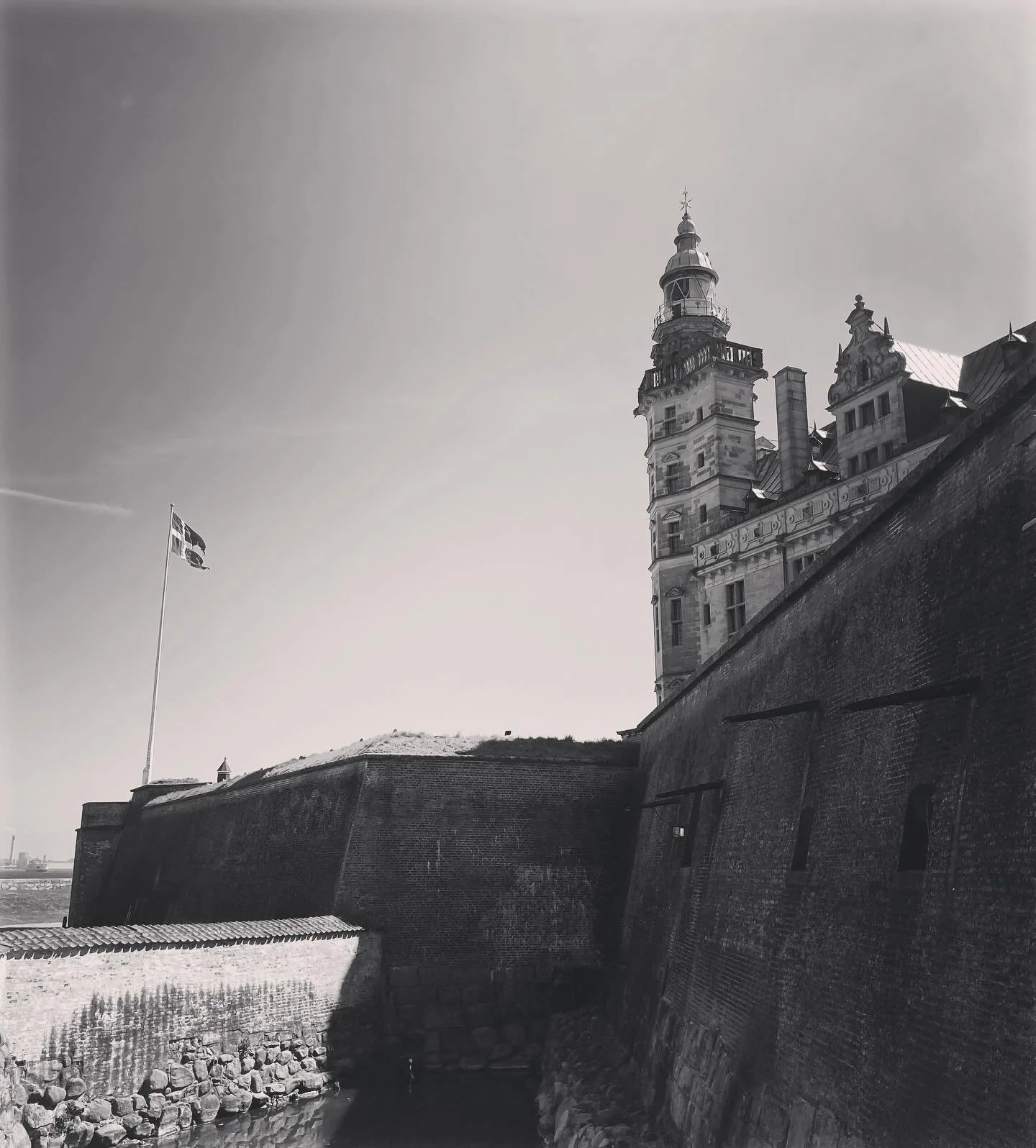 ✨👻 it&rsquo;s a great day to remember: HAMLET is a ghost story!!!! 👻✨
🖤
(for further proof, see my fave episode &ldquo;hamlet: ghosts &amp; the afterlife &ldquo; from @shakespeareanyonepod !!) 🥰🎧💀
🖤
🎃 
pic one: a bucket list dream I never rea