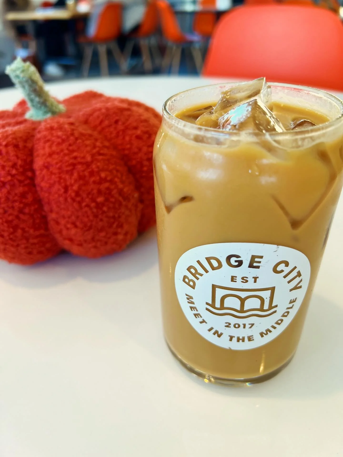 ✨🍁 the leaves this year happen to be beyond stunning. the sun is shining. the chai is still iced. 🍁✨
🧡
gratefully chugging along.
i hope your monday held big feelings&mdash; 
&amp; mostly joy.
🍂
💖co,
*hallie 🤓