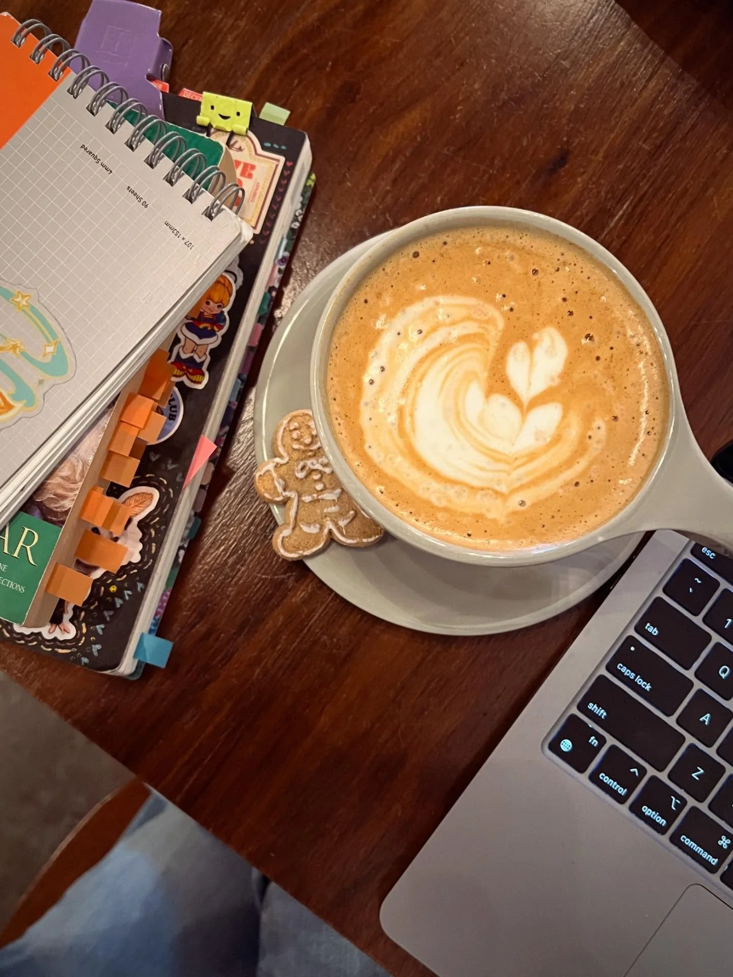 ✨🍪 how do you make my day? gimme a cookie with my latte. 🍪✨
🥰🥰🥰🥰🥰
what was the last little thing that just made everything THAT much better? 
🎁
up past my bedtime thinking about tomorrow&rsquo;s coffee,
💖xo,
*hallie 🤓
&bull;
#itsthesmallthi