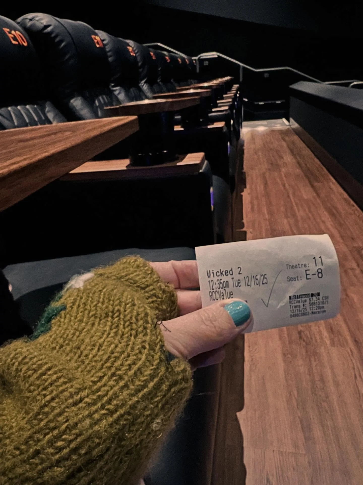 ✨🎬 here&rsquo;s something i haven&rsquo;t done since THE PRINCESS DIARIES 2 came out: i saw two movies in ONE day. (PD2 i saw 2x, but same idea. 😅👑👑) 🎬✨
💚
tuesday, i saw both WICKED: FOR GOOD and HAMNET.
(swipe for notes i took in the dark&mdas